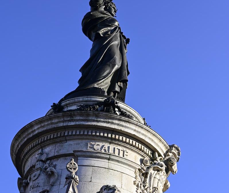 Liberté, Égalité, Fraternité : drapeaux en berne